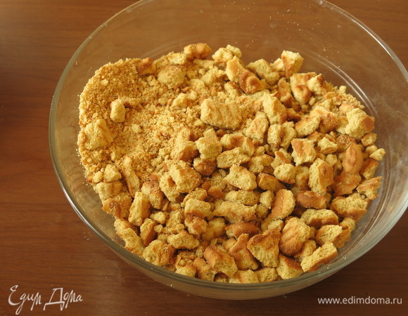 Измельчаем печенье. Наилучший вариант — савоярди. Я готовила с песочным.