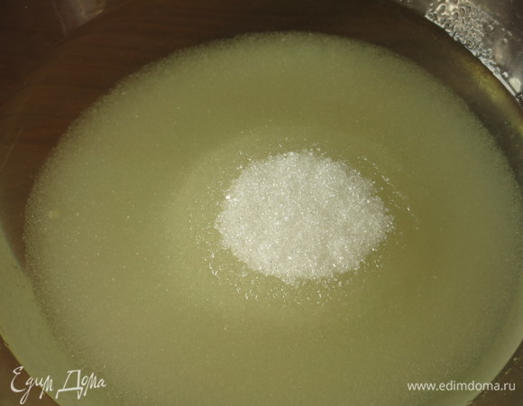 Соединяем масло и сахар, перемешиваем.