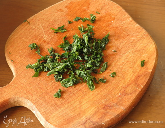 Измельчаем мяту.