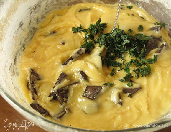 В тесто кладем 100 г шоколада и мяту. Или 100 г мятного шоколада.