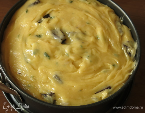 Выкладываем тесто на персики.