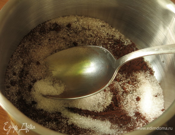 Перемешиваем сахар с темным какао.