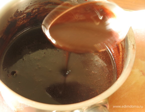 Вливаем молоко и увариваем. Альтернатива: растопить 100 г шоколада и полить им пирог.