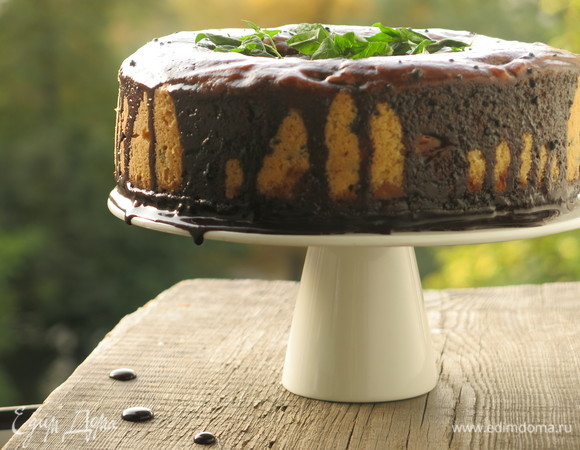 Поливаем остывший пирог, украшаем мятой. Можно и сверху положить кусочки шоколада с мятой. Приятного аппетита!
