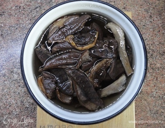 Грибы промыть, залить 2 л воды и оставить на 3 часа.