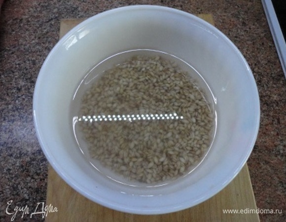 Перловую крупу промыть и замочить на 3 часа.