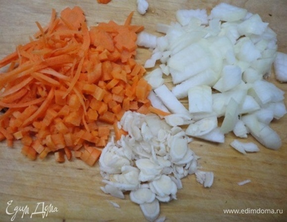 Овощи мелко нарезать.