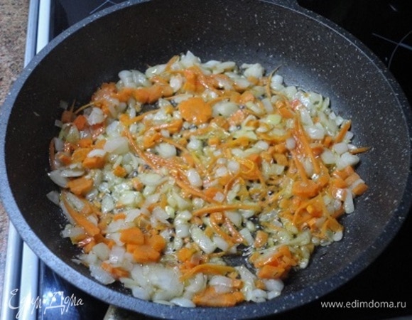И слегка поджарить на 3 ст. л. растительного масла.