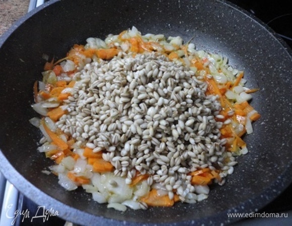 Крупу откинуть на дуршлаг и дать стечь воде. Выложить крупу в сковороду к овощам, перемешать, накрыть крышкой и тушить при небольшом нагреве 15–20 минут.