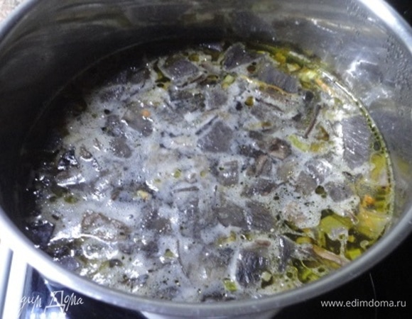 В закипевший грибной настой выложить перловку с овощами, грибы и нарезанный кубиками картофель (картофель можете и не добавлять, если не хотите). Посолить и варить до готовности крупы. В конце варки попробовать на соль, поперчить, добавить молотый кориандр, довести до кипения и убрать с огня.