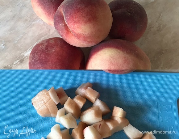 Духовку нагреть до 190°C. Персики очистить и нарезать кубиками.