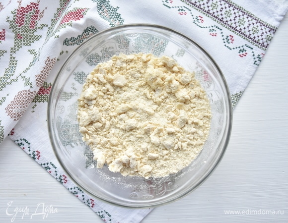 Растереть руками муку с маслом в крошку.