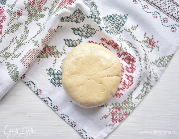 Собрать тесто в шар, завернуть в пленку и положить в холодильник, пока будем заниматься начинкой.