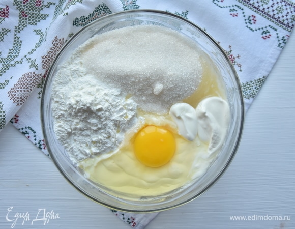 Для заливки соединить сметану, ванилин, белый сахар, кукурузный крахмал, яйцо. Перемешать смесь.