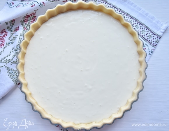 Заполнить форму с тестом сметанной заливкой. Не следует заполнять доверху, оставьте место для яблок.