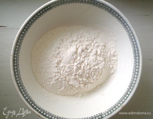 В миску просеять муку.