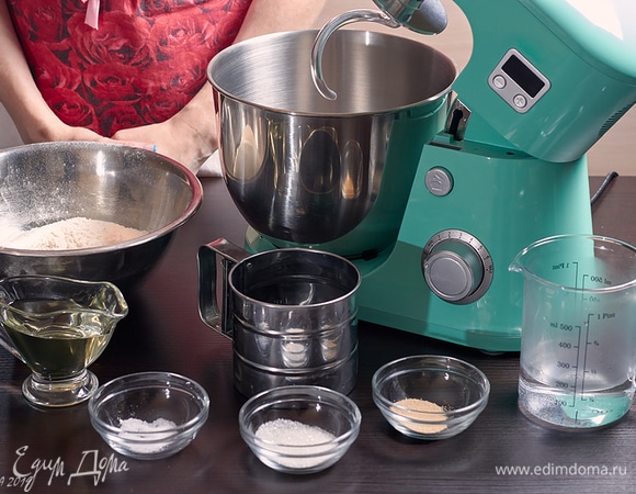 Расстегай — это всем известный пирожок из несдобного дрожжевого теста с обязательной дырочкой сверху, как бы расстегнутый, от того и произошло его название. Вариантов их очень много, но я хочу предложить вам свой. С вкуснейшей барабулькой ТМ «Магуро».