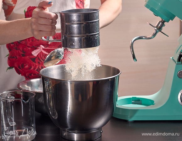 Выложите в чашу нашу опару, просейте остаток муки с солью, долейте остаток воды и подсолнечное масло.