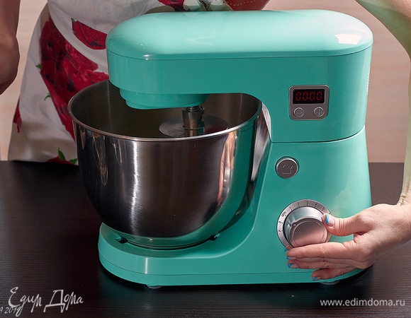 Смешайте все до однородности в течение минут 10–15. Дрожжевое тесто любит, когда его мнут.