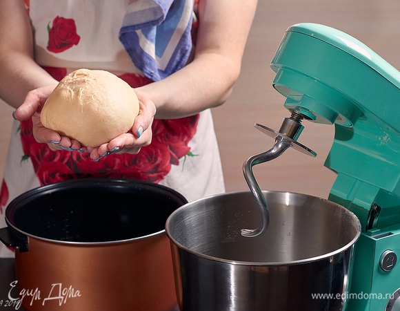 Готовое тесто отправить на расстойку на 1,5 часа в теплое место. У меня это мультиварка в режиме «Мультиповар», 35°C. Не забываем пару раз обмять в процессе.