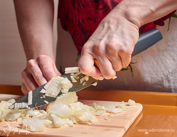 Мелким кубиком режем лук.