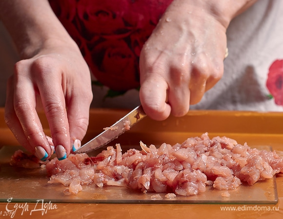 Традиционно рыбу в расстегаи не размалывают в фарш, а мелко рубят.