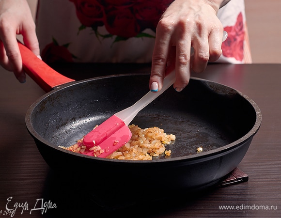 Лук до румяности поджарьте на сливочном масле.