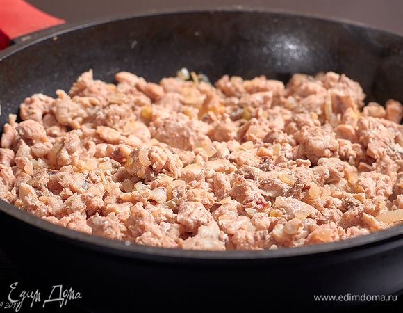 Высыпьте в лук рыбу, добавьте молоко, соль и специи. Слегка потушите до испарения жидкости.