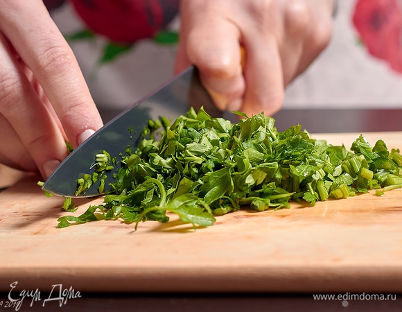 Мелко порубите свежую петрушку. Знаете, по мне есть продукты, которые между собой идеальная пара. Так вот: петрушка + рыба = любовь.