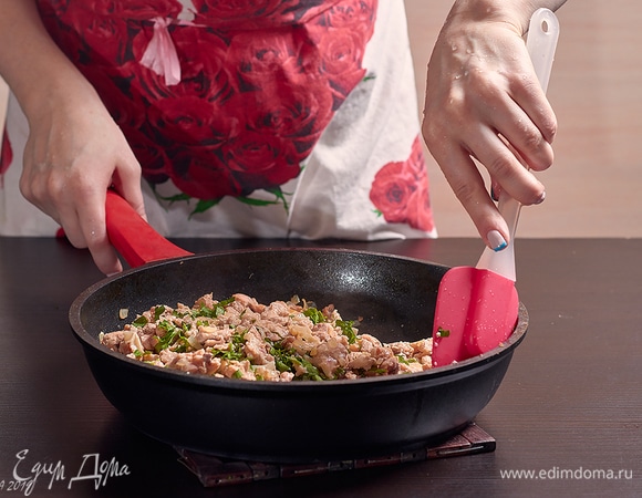 Перемешайте фарш и дайте настояться.