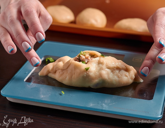 Сформировать пирожок, серединку не защипывать.