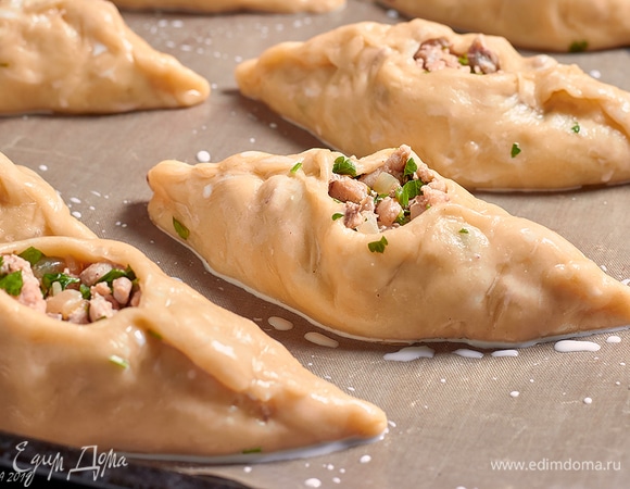 Дать постоять 30 минут под полотенцем. Выпекать в разогретой до 180°C духовке до золотистого цвета.