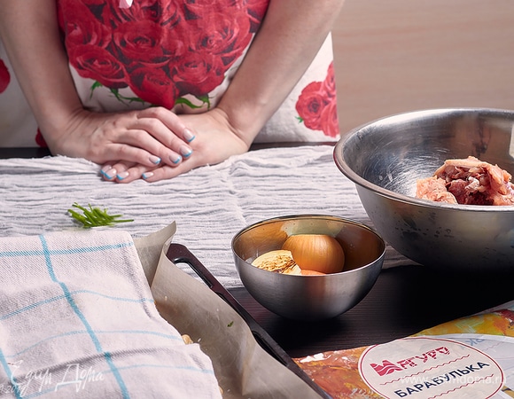 А пока сварим бульон. Обрезь рыбы — головы, кожу, хребты — положить в марлю. Залить водой. Небольшую луковицу в шелухе разрезать пополам, срез поджарить на сковороде без масла, как на гриле. Маленькую морковку и черенки от петрушки также положить в воду вместе с луком. Готовила в мультиварке на режиме «Суп» 1 час. Пену снимать, за 15 минут до готовности добавить соль и приправу. Готовый бульон процедить, поперчить.