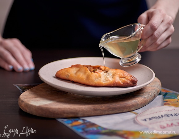 В московских трактирах расстегаи подавали с соусником ухи, которую наливали в пирожок через дырочку. Получается очень сочно! Попробуйте! Приятного аппетита! Еще раз спасибо, «Дальпромрыба»!