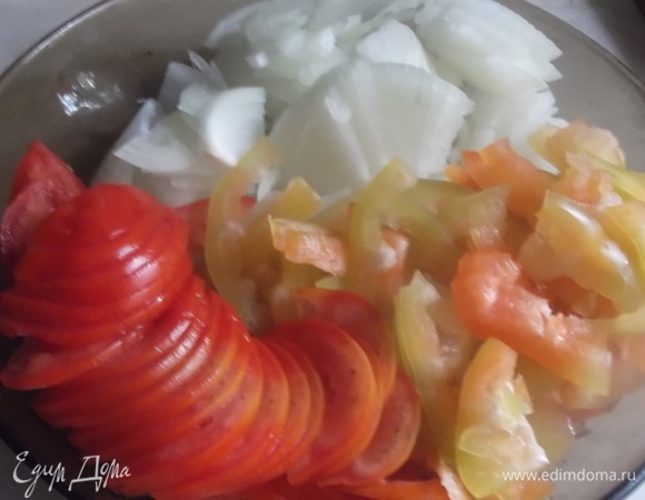 Лук, перец, помидор нарезать. Выложить в кипящую воду, добавить соль. Кипятить на медленном огне 5 минут.