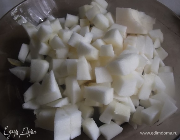 Кабачок помыть, почистить, нарезать. Добавить в кастрюлю к овощам. Кипятить 7 минут.