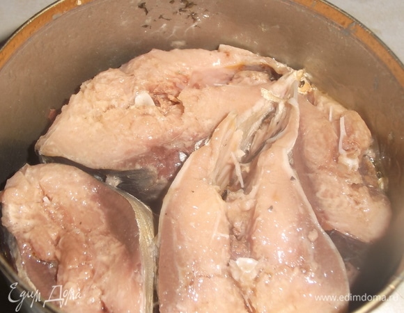 С консервов слить жидкость.