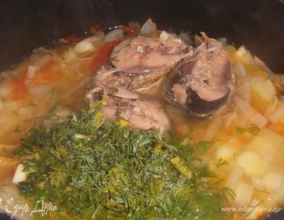 Нарезать зелень. Добавить вместе с рыбой в кастрюлю. Кипятить суп в течение 3 минут. Приятного аппетита!