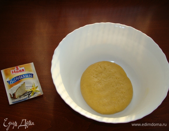 Всыпать муку с разрыхлителем и замесить мягкое эластичное тесто.