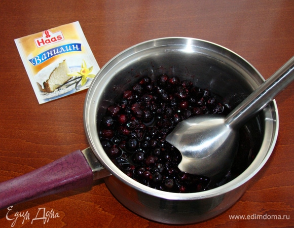Ягоды черной смородины поместить в сотейник, влить воду и пробить блендером до однородности.