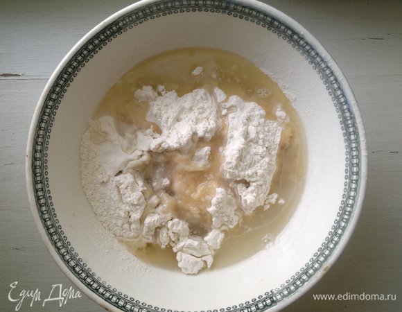 Влить растительное масло, всыпать соль. Порциями добавляя теплую воду, перемешивать сначала ложкой, а затем месить руками.