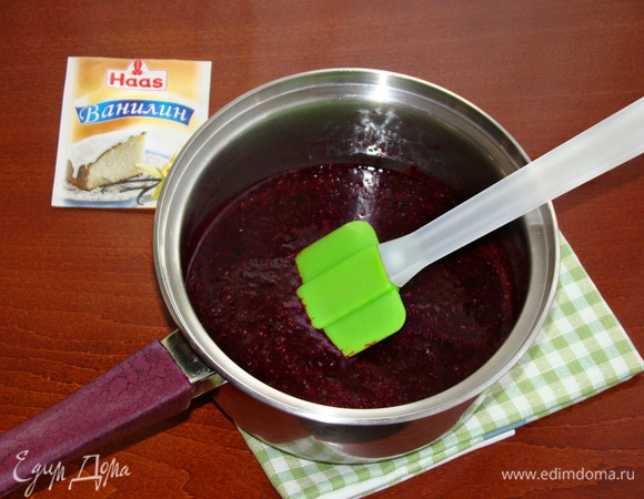 Ягодное пюре проварить минуты 2–3, непрерывно помешивая. При желании пюре можно протереть через сито, чтобы оно было однородное. Но я не стала этого делать, решив оставить его в таком виде. Пюре остудить до комнатной температуры.