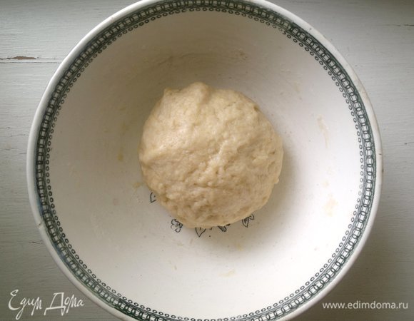 Тесто собрать в шар, накрыть полотенцем и оставить на полчаса в теплом месте.