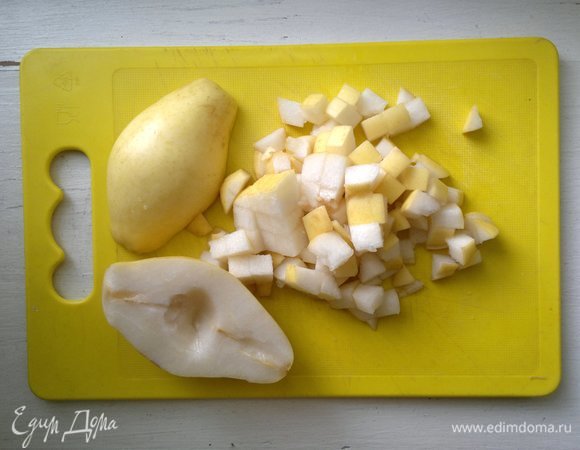 Груши помыть, обсушить. Вырезать семена и хвостик. Нарезать груши кубиками.