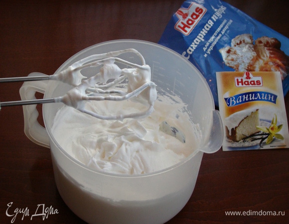 Отдельно взбить яичные белки с остальной частью сахарной пудры Haas до крепких устойчивых пиков.