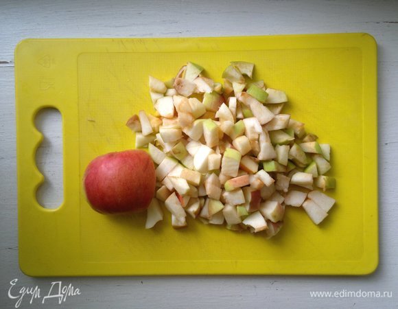 Яблоки помыть, обсушить. Удалить семенную коробочку, нарезать кубиками.