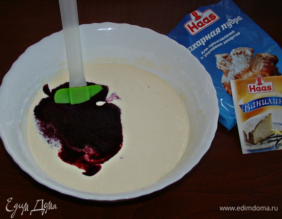 Смешать сметанную смесь с остывшим ягодным пюре.