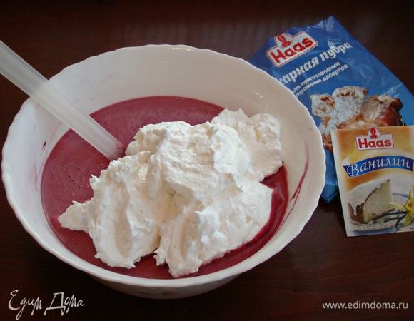 Затем в сметанно-ягодную смесь добавить частями взбитые белки, аккуратно перемешивая лопаткой.