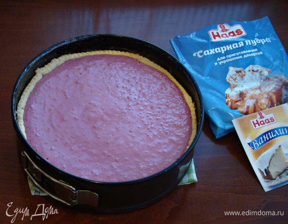 Разогреть духовку до 190°C и поставить песочную основу минут на 10, чтобы она схватилась. Затем в эту основу вылить нашу заливку и, уменьшив температуру духовки до 170–160°C, продолжить выпекать тарт примерно минут 40. Готовый тарт остудить до комнатной температуры прямо в форме, затем поставить в холодильник на несколько часов.