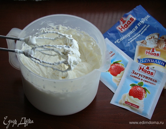 Взбить охлажденные сливки с сахарной пудрой Haas, с щепоткой ванилина Haas и с загустителем для сливок Haas до устойчивых пиков и переложить в кондитерский мешок. Остывший тарт освободить от формы, установить на блюдо и украсить по своему вкусу.